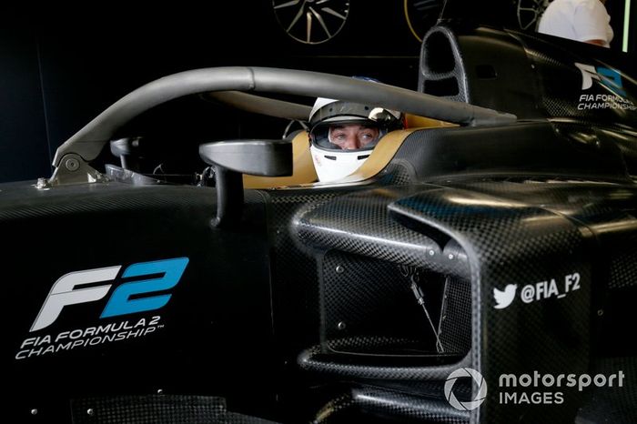 Jean Alesi prueba los nuevos neumáticos Pirelli de 18 pulgadas para las próximas temporada de F2 