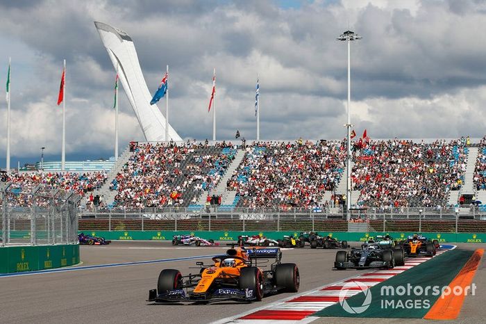 Carlos Sainz Jr., McLaren MCL34, Valtteri Bottas, Mercedes AMG W10, Lando Norris, McLaren MCL34, Sergio Perez, Racing Point RP19, Max Verstappen, Red Bull Racing RB15, Nico Hulkenberg, Renault F1 Team R.S. 19, Antonio Giovinazzi, Alfa Romeo Racing C38, Romain Grosjean, Haas F1 Team VF-19 y Daniel Ricciardo, Renault F1 Team R.S.19