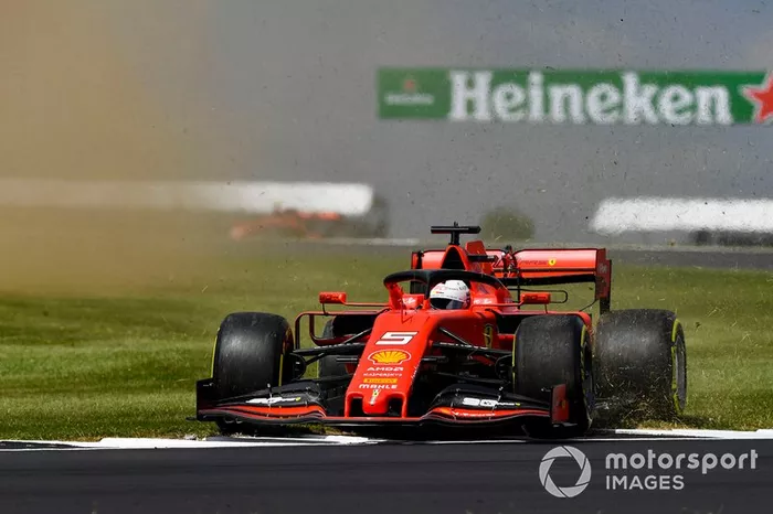 Sebastian Vettel, Ferrari SF90, corre sobre la hierba