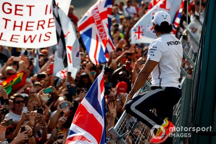 Lewis Hamilton, Mercedes AMG F1, 1ª posición, celebra con los aficionados