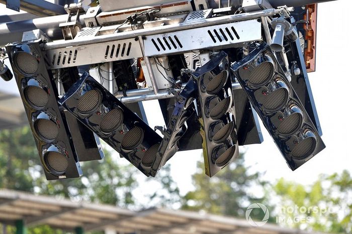 Reparación de las luces de salida después de que un autobús se estrelló contra ellas