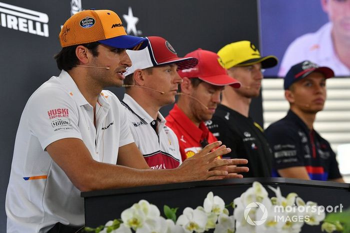 Carlos Sainz Jr., McLaren, Kimi Raikkonen, Alfa Romeo Racing, Sebastian Vettel, Ferrari, Nico Hulkenberg, Renault F1 Team y Alexander Albon, Toro Rosso en la conferencia de prensa
