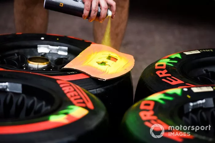 Neumáticos Pirelli etiquetados con pintura en spray