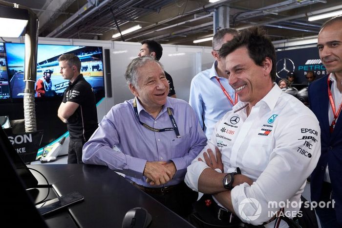 Jean Todt, Presidente de la FIA con Toto Wolff, Director Ejecutivo (Negocios) de Mercedes AMG, en el garaje de Mercedes