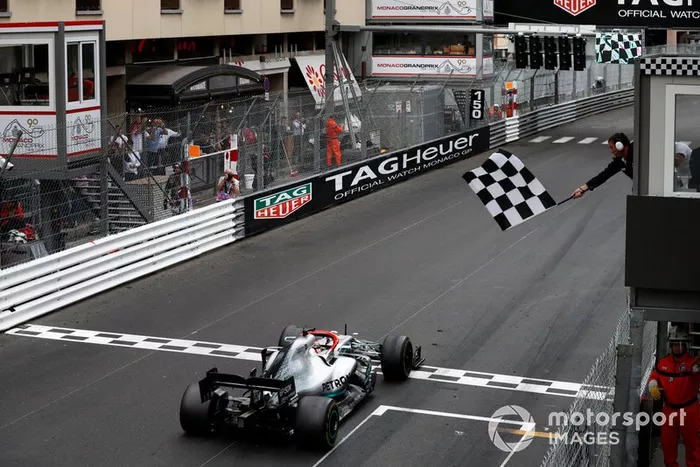 Ganador de la carrera  Lewis Hamilton, Mercedes AMG F1 W10 cruza la meta