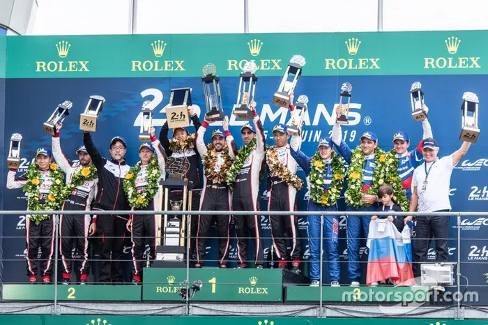 Podio: ganadores #8 Toyota Gazoo Racing Toyota TS050: Sébastien Buemi, Kazuki Nakajima, Fernando Alonso