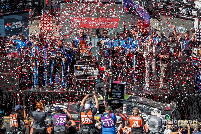 Daniel Suárez, TrackHouse Racing, Onx Homes / Renu Chevrolet Camaro celebra su victoria