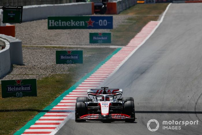 Kevin Magnussen, Haas VF-22, se dirige a boxes con daños tras un contacto en la primera vuelta