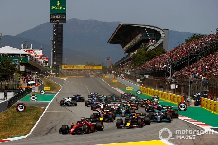 Charles Leclerc, Ferrari F1-75, Max Verstappen, Red Bull Racing RB18, Sergio Pérez, Red Bull Racing RB18, George Russell, Mercedes W13, Carlos Sainz, Ferrari F1-75, Lewis Hamilton, Mercedes W13, el resto en la salida 
