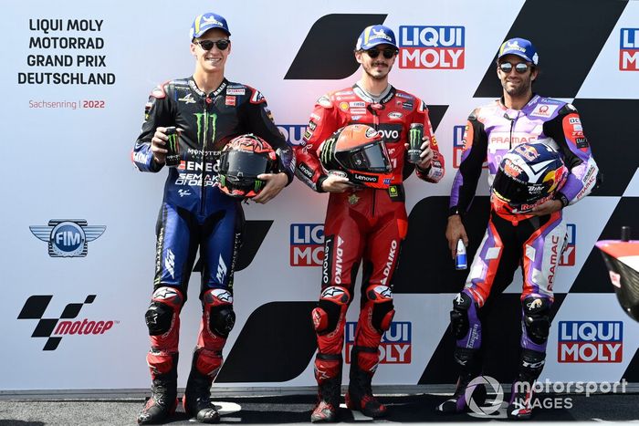 Top3 de la clasificación: segundo Fabio Quartararo, Yamaha Factory Racing  ganador de la pole Francesco Bagnaia, Ducati Team tercero Johann Zarco, Pramac Racing