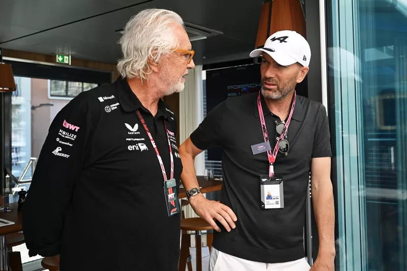 Flavio Briatore, conseiller exécutif d'Alpine F1, s'entretient avec Zinedine Zidane