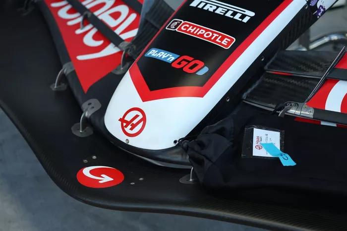 Detalle del morro del Haas VF-24
