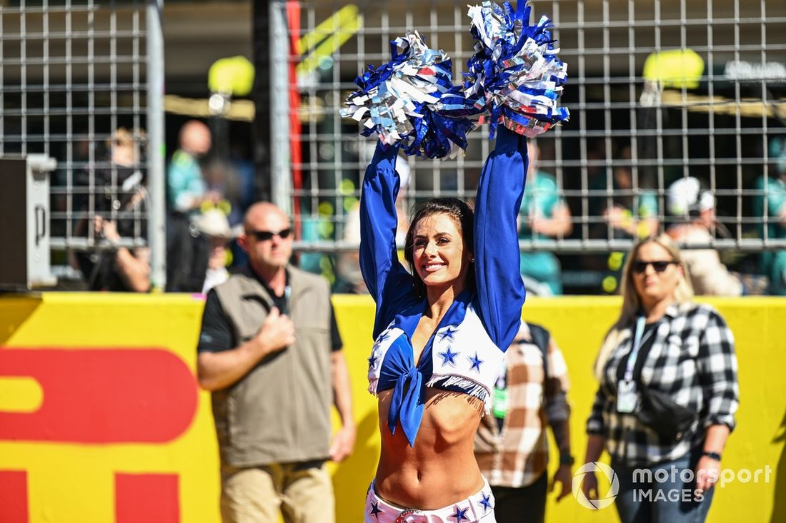 Uma chefe de claque dos Dallas Cowboys na grelha para o desfile dos pilotos 