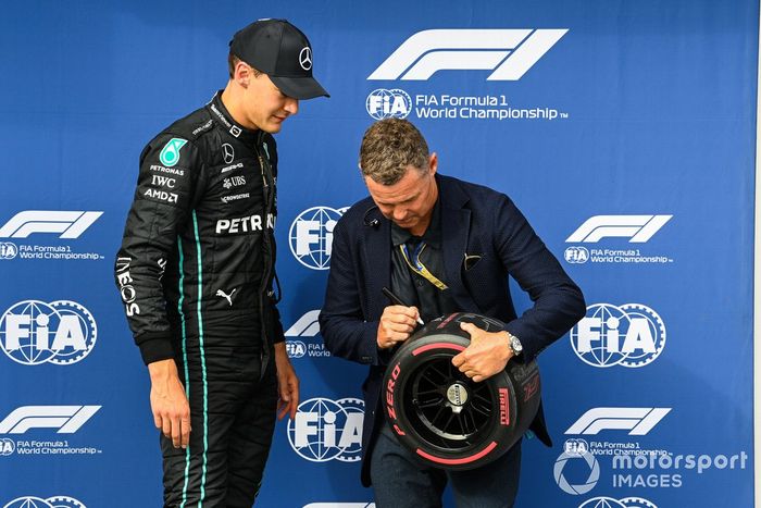 George Russell, de Mercedes-AMG, recibe el premio Pirelli Pole Position de manos de la leyenda danesa de las carreras de resistencia Tom Kristensen