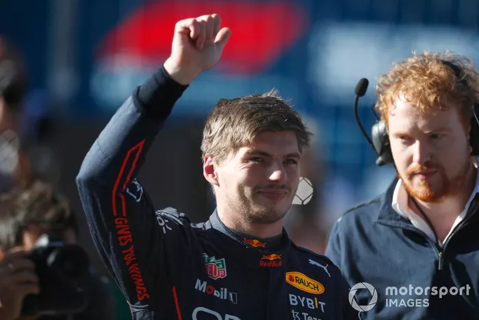 Ganador de la pole Max Verstappen, Red Bull Racing, celebra