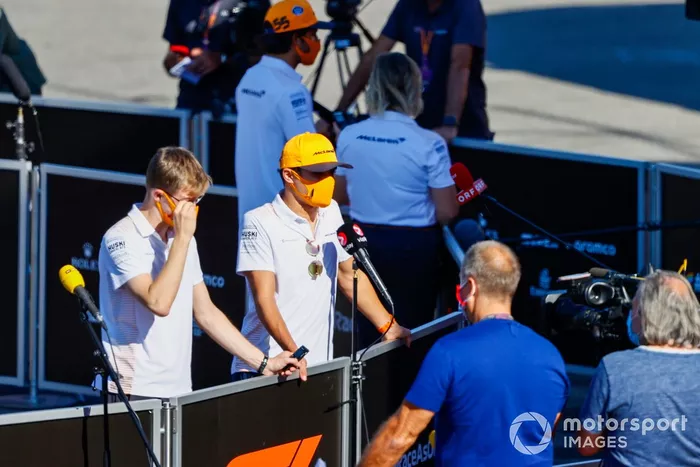 Lando Norris, McLaren, con los medios