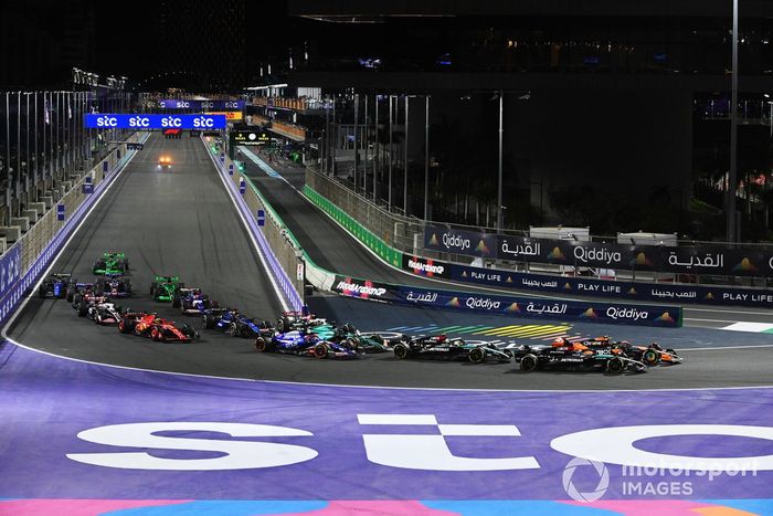 Lando Norris, McLaren MCL38, George Russell, Mercedes F1 W15, Lewis Hamilton, Mercedes F1 W15, Lance Stroll, Aston Martin AMR24, Yuki Tsunoda, RB F1 Team VCARB 01, el resto de los participantes en la salida.