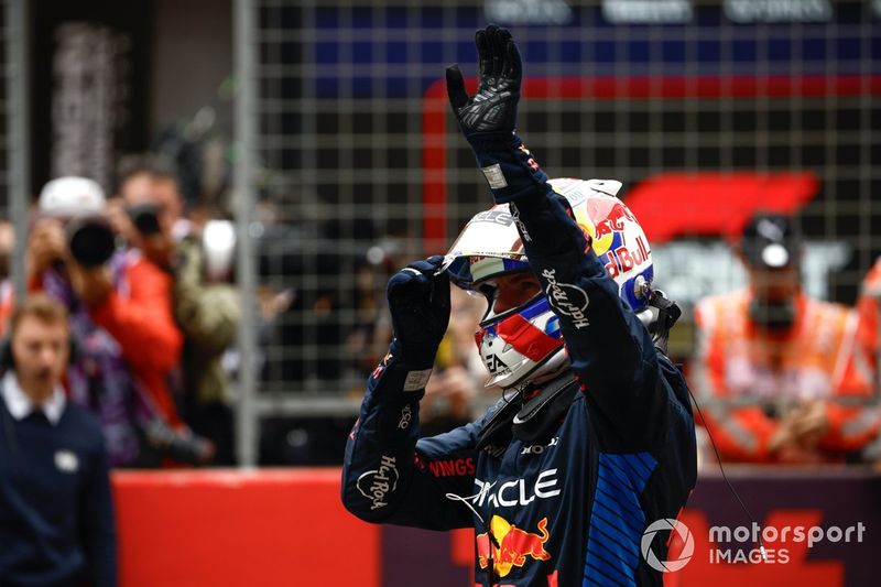 Max Verstappen, Red Bull Racing, 1° posizione, festeggia in parco chiuso dopo la volata