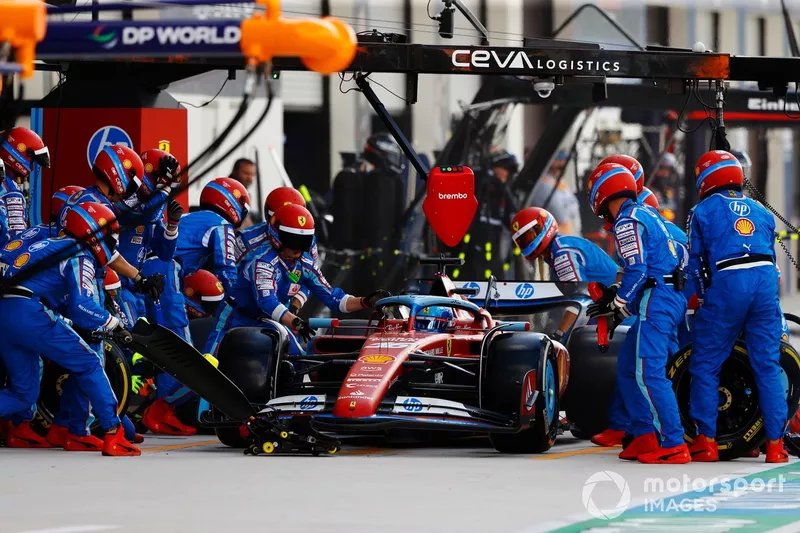 Charles Leclerc, Ferrari SF-24, rentre au stand pour un arrêt au stand.