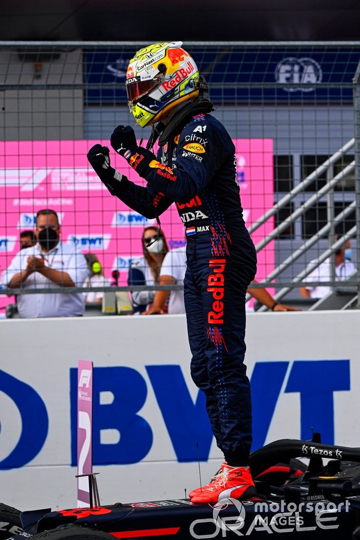 Ganador Max Verstappen, Red Bull Racing, celebrates en Parc Ferme