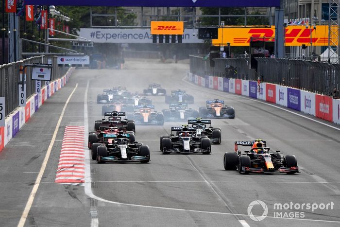 Sergio Pérez, Red Bull Racing RB16B, Lewis Hamilton, Mercedes W12, Pierre Gasly, AlphaTauri AT02, Charles Leclerc, Ferrari SF21