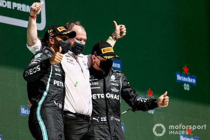 Podio: ganador de la carrera Lewis Hamilton, Mercedes, y el tercer lugar Valtteri Bottas, Mercedes