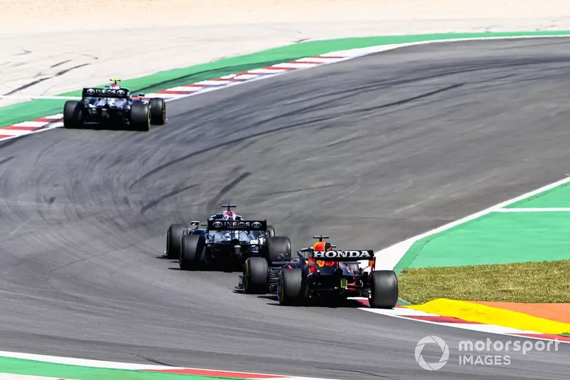 Lewis Hamilton, Mercedes W12, sorpassa Max Verstappen, Red Bull Racing RB16B