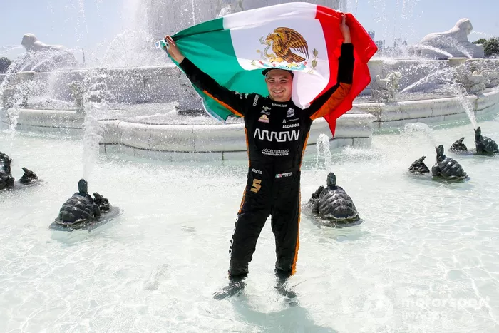 Ganador de la carrera Patricio O'Ward, Arrow McLaren SP Chevrolet celebra en la fuente