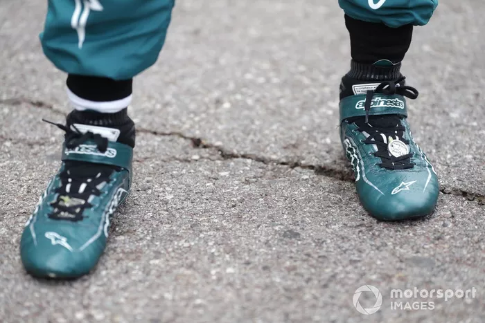 Un medallón de San Cristóbal en el una bota de Sebastian Vettel, Aston Martin