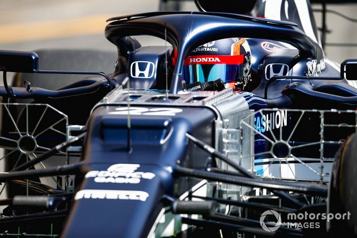 Yuki Tsunoda, AlphaTauri AT02, con el equipo técnico acoplado a su monoplaza