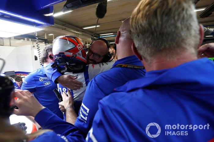 Kevin Magnussen, Haas F1 Team, the Haas F1 team celebrate after securing pole