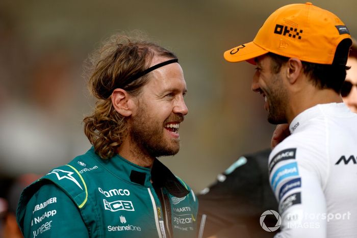 Sebastian Vettel, Aston Martin, con Daniel Ricciardo, McLaren