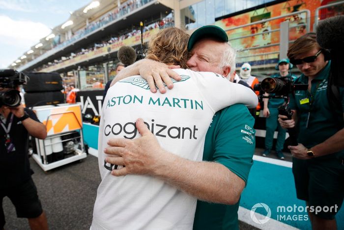 Sebastian Vettel, Aston Martin, abraza a su padre Norbert Vettel en la parrilla antes de la carrera
