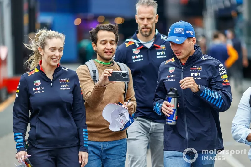 Max Verstappen, Red Bull Racing, prend un selfie avec un fan 