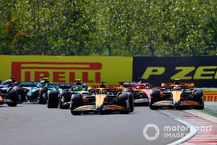 Oscar Piastri, McLaren MCL38, Lando Norris, McLaren MCL38, Charles Leclerc, Ferrari SF-24, Lewis Hamilton, Mercedes F1 W15, el resto de la parrilla en la primera vuelta.