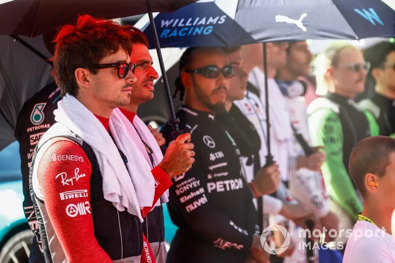 Charles Leclerc, Scuderia Ferrari, Carlos Sainz, Scuderia Ferrari, sur la grille de départ 