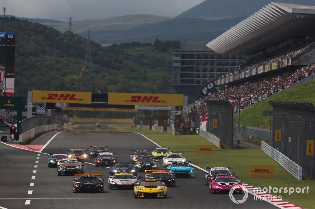 Start akcji GT: #81 TF Sport Corvette Z06 LMGT3.R: Tom Van Rompuy, Rui Andrade, Charlie Eastwood prowadzą
