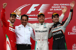 Победитель гонки - Нико Росберг, Mercedes AMG Petronas F1 W07, второе место - Себастьян Феттель, Scu