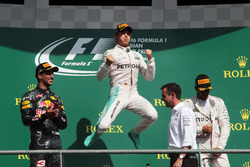 Подіум: друге місце - Даніель Ріккардо, Red Bull Racing, переможець - Ніко Росберг, Mercedes AMG F1,