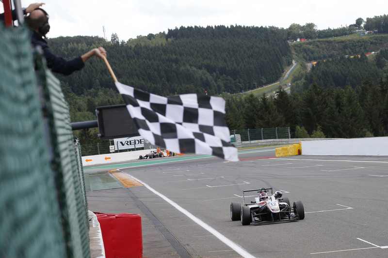 Ganador de la carrera George Russell, HitechGP, Dallara F312 - Mercedes-Benz