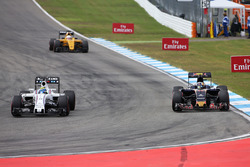 Felipe Massa, Williams FW38 y Carlos Sainz Jr., Scuderia Toro Rosso STR11 luchan por la posición