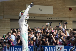 Переможець гонки Льюїс Хемілтон, Mercedes AMG F1