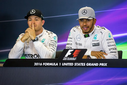 Nico Rosberg, Mercedes AMG F1 mit Lewis Hamilton, Mercedes AMG F1 in der FIA Pressekonferenz