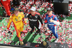 Подіум: переможець гонки Вілл Пауер, Team Penske Chevrolet, друге місце - Михайло Альошин, Schmidt P