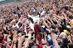 Переможець Льюіс Хемілтон, Mercedes AMG F1 святкує з фанатами
