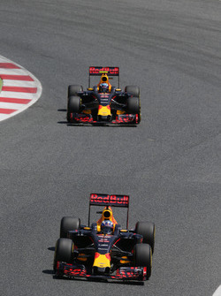 Даніель Ріккардо, Red Bull Racing RB12 випереджає товариша по команді Макса Ферстаппена, Red Bull Ra
