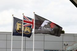 Les drapeaux de la FIA, du Royaume-Uni et de la F1
