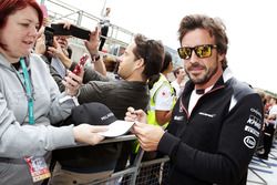 Fernando Alonso, McLaren firma de autógrafos para los fans