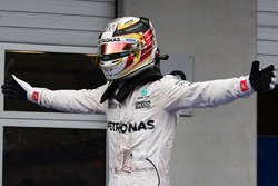 Ganador, Lewis Hamilton, Mercedes AMG F1 W07 Hybrid celebra en parc ferme