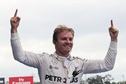 Le vainqueur Nico Rosberg, Mercedes AMG F1 fête sa victoire dans le Parc Fermé